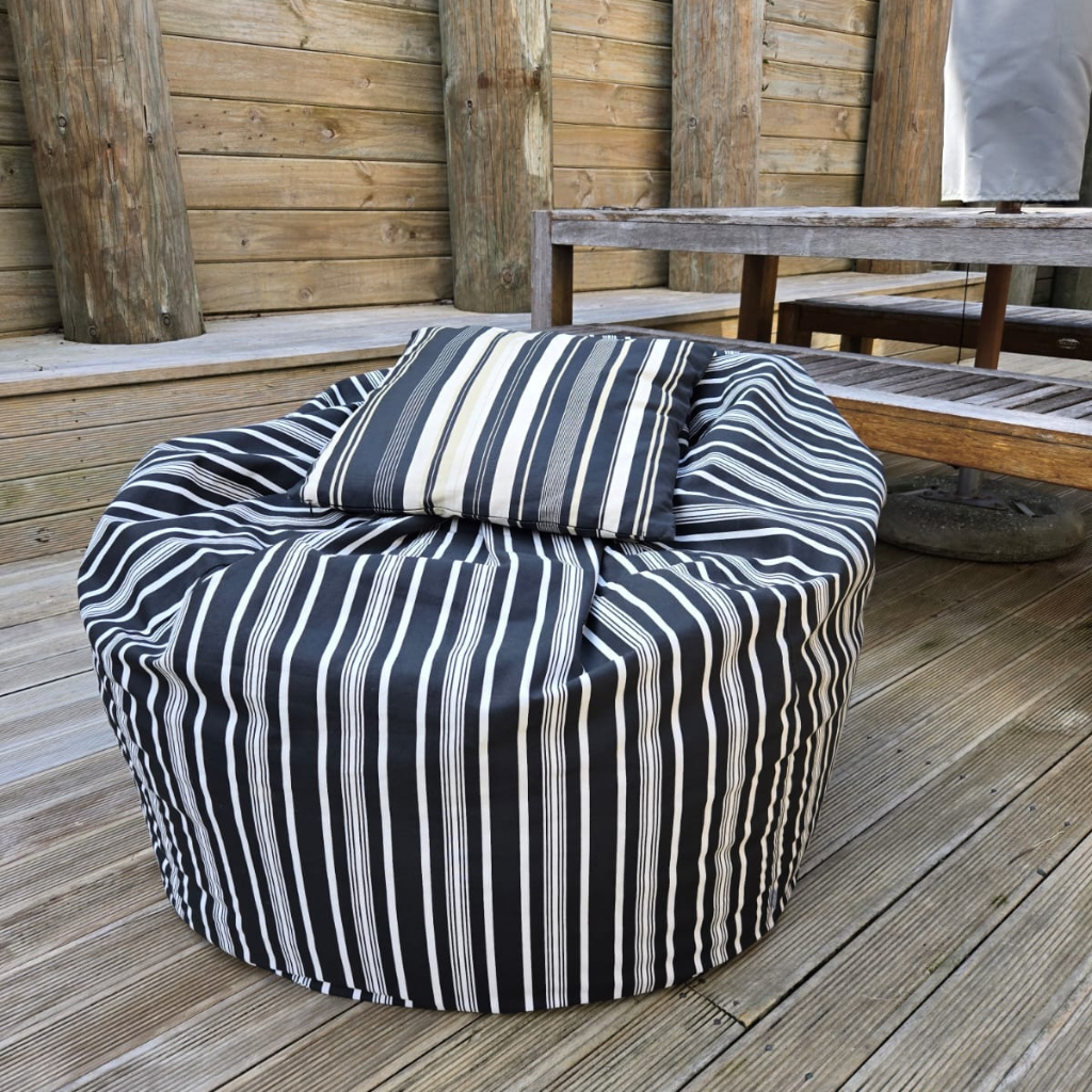 Friso Preto Striped bean bag chair on a wooden deck